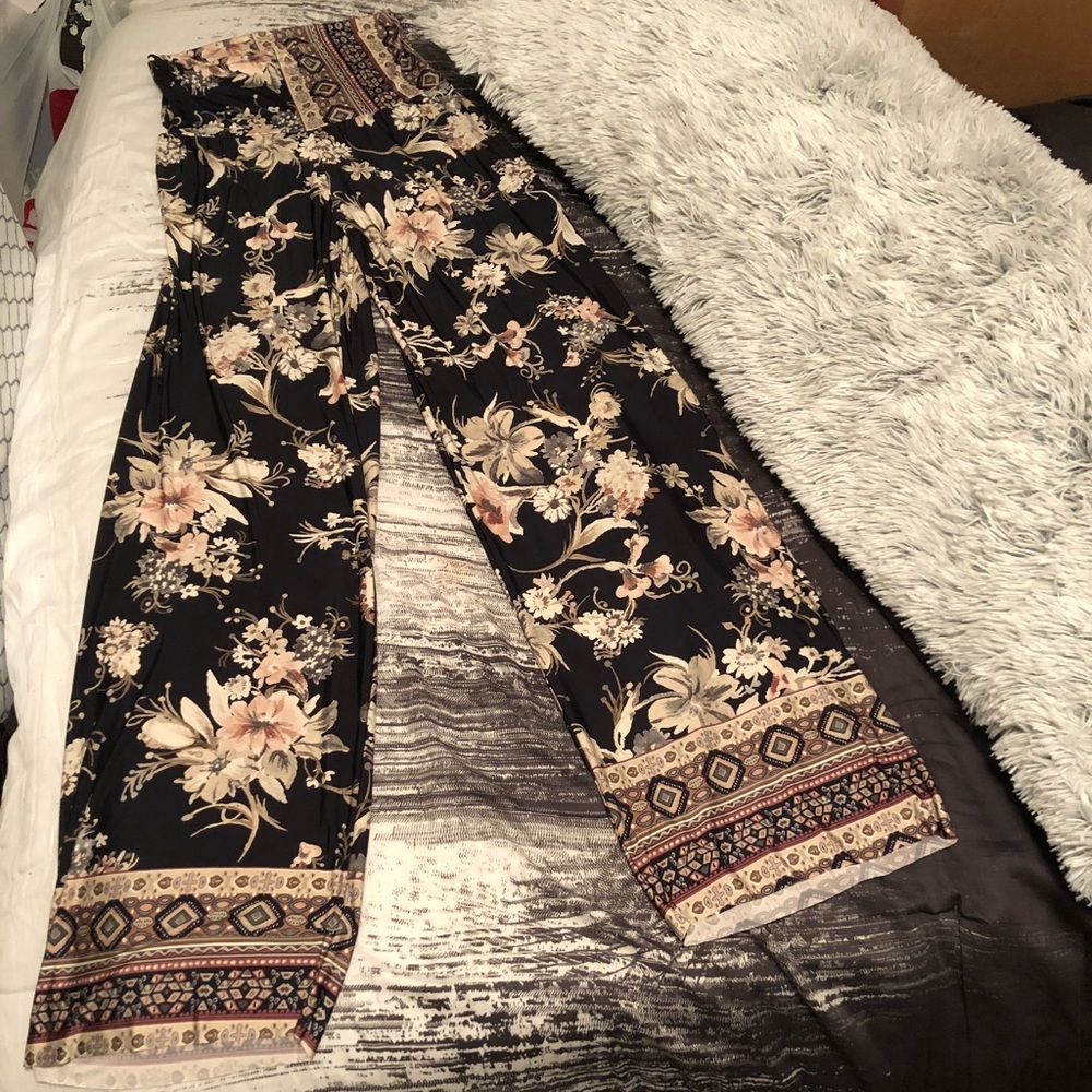 NWT! Gaucho stream has floral print pants